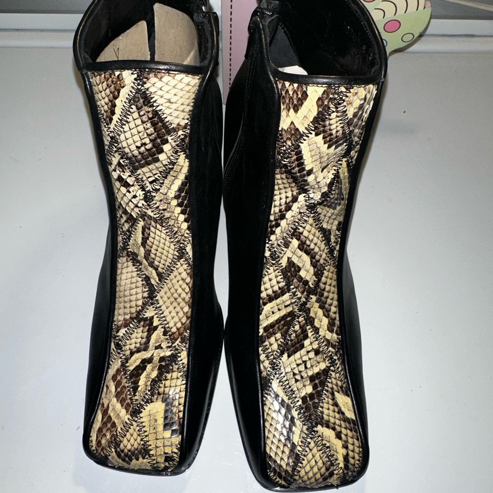 Black ankle boots size 8B